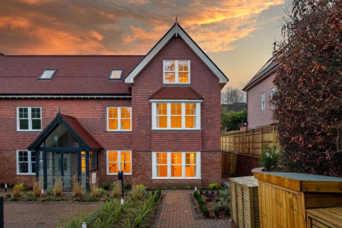 4 Bedroom End Of Terrace House For Sale In Hollymeoak Road, Coulsdon, CR5