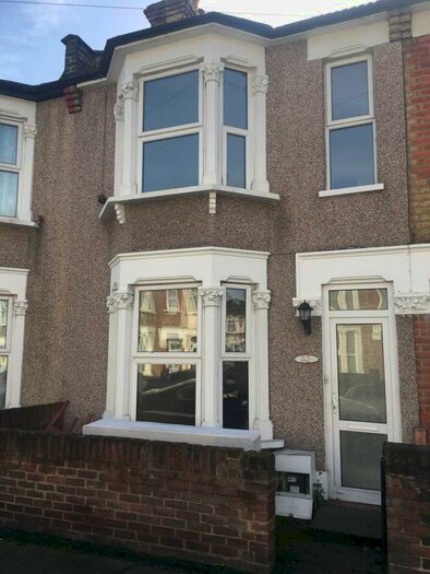 4 Bedroom Semi-Detached House To Rent In Franicis Road, Ilford, IG1
