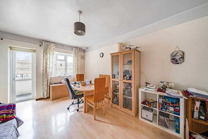 2 Bedroom Flat To Rent In Lochinvar Street, Balham, London, SW12