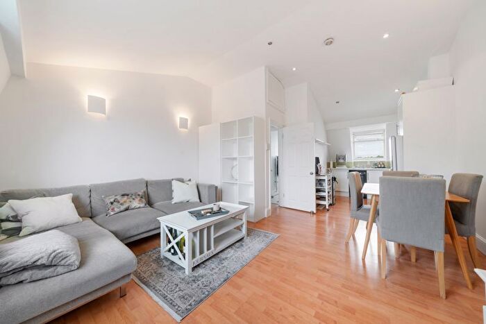 2 Bedroom Flat For Sale In Balham High Road, London, SW12