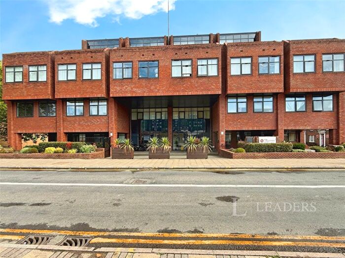 2 Bedroom Flat For Sale In Flowers Way, Luton, Bedfordshire, LU1