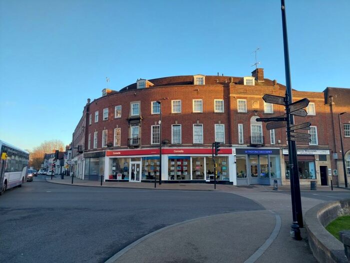 2 Bedroom Flat To Rent In Kings Court, High Wycombe, HP11