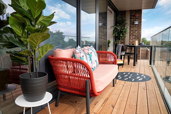 3 Bedroom Flat To Rent In Kooky Staines, Fairfield Avenue Staines-Upon-Thames, TW18