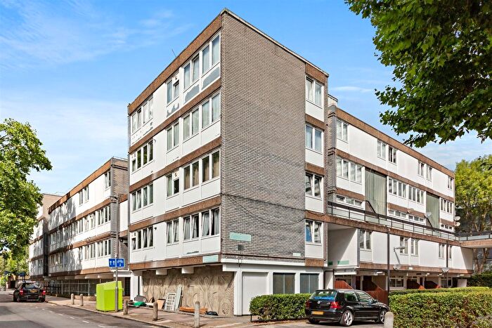 3 Bedroom Flat To Rent In Thomas Baines Road, London, SW11