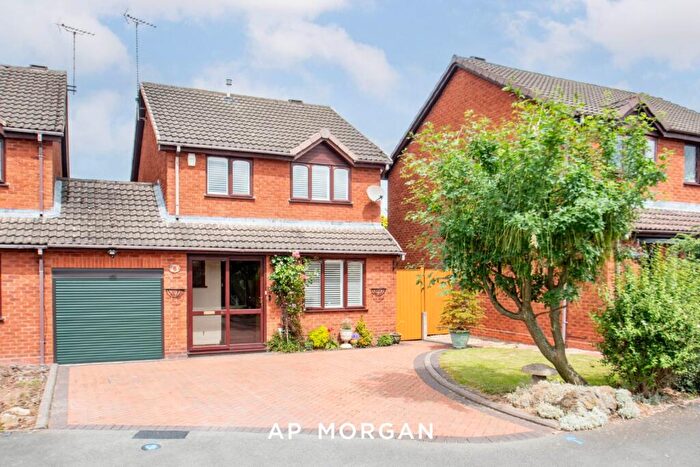 3 Bedroom Link Detached House For Sale In Tall Trees Close, Catshill, Bromsgrove, Worcestershire, B61