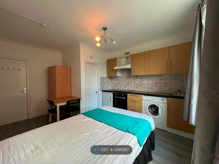 Studio To Rent In Kilburn, London, NW6