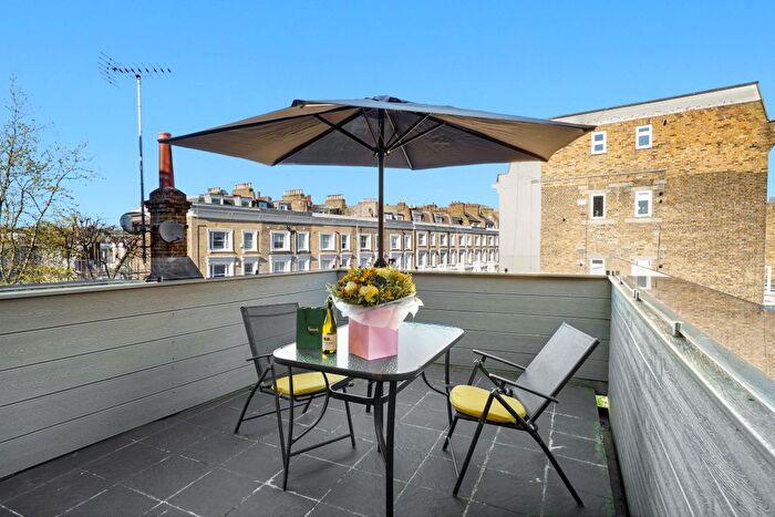 2 Bedroom Flat For Sale In Earls Court Road, London, W8