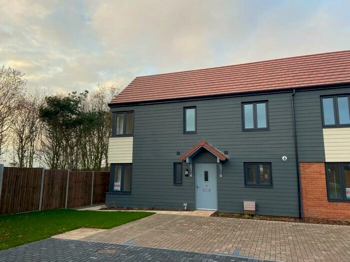 3 Bedroom End Of Terrace House To Rent In Wainscot Drive, Bradwell, NR31