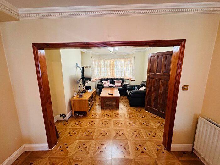 4 Bedroom Semi-detached House For Sale In Norbury Hill, London, SW16