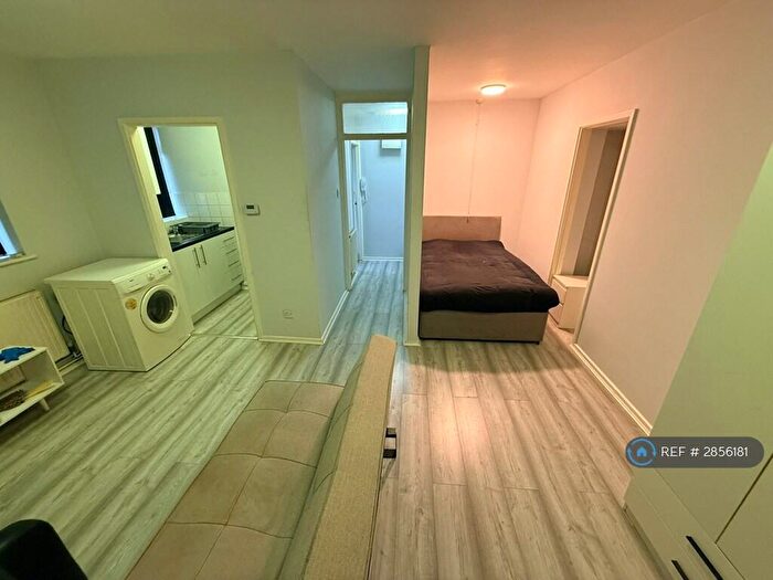 Studio To Rent In Linden House, London, NW10