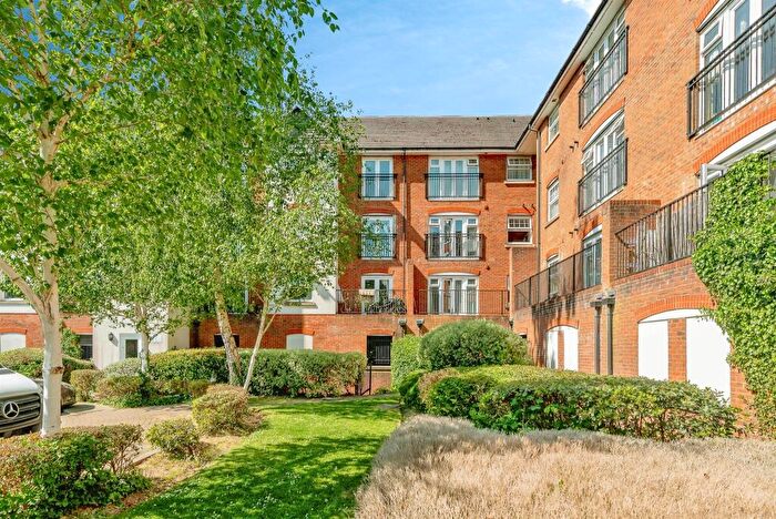 2 Bedroom Flat For Sale In Woodfield Road, Crawley, RH10
