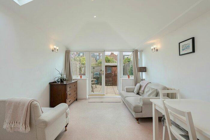 2 Bedroom Flat To Rent In Queensmill Road, Fulham, London, SW6