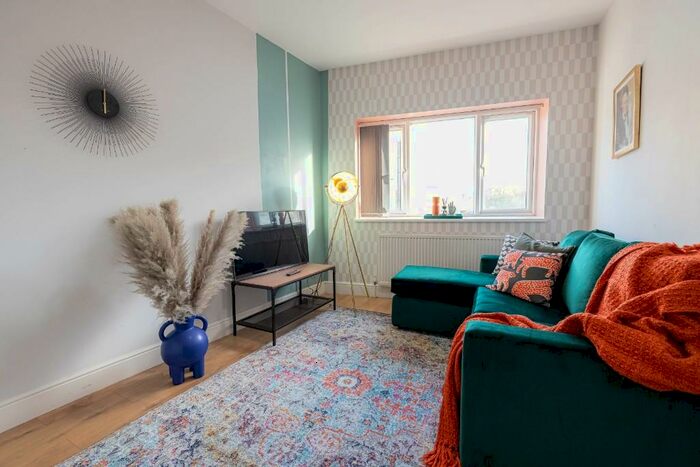 1 Bedroom Apartment To Rent In Queens Crescent, London, NW5