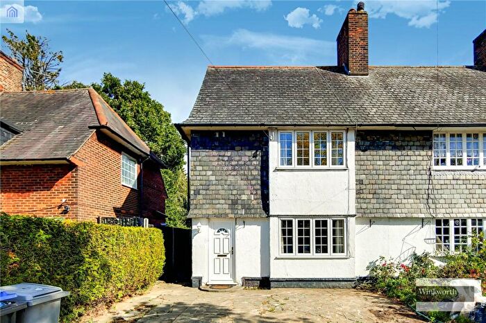 3 Bedroom End Of Terrace House To Rent In Bacon Lane, Kingsbury, London, NW9