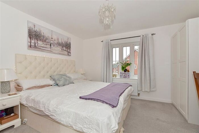 1 Bedroom Flat For Sale In Hewitts Road, Cranleigh, Surrey, GU6