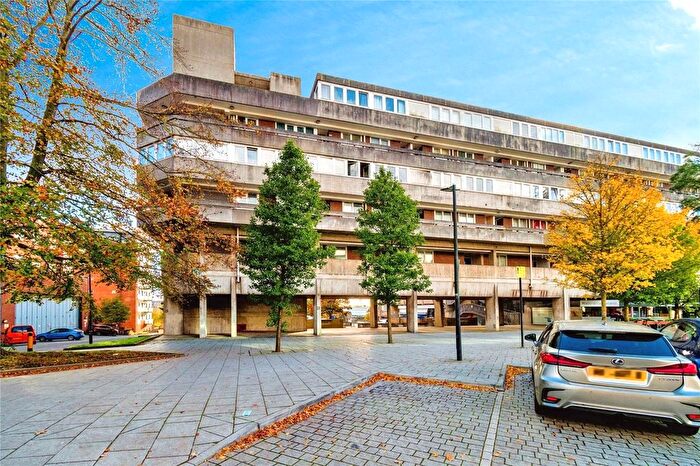 2 Bedroom Maisonette For Sale In Commercial Road, Southampton, Hampshire, SO15