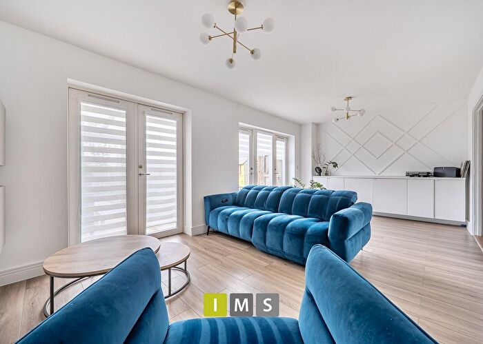 3 Bedroom End Of Terrace House For Sale In Charlotte Avenue, Bicester, OX27