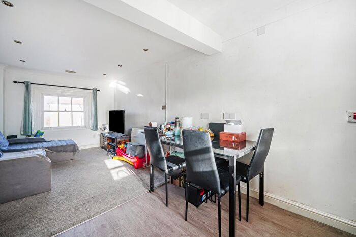2 Bedroom Flat For Sale In Newbury, Berkshire, RG14