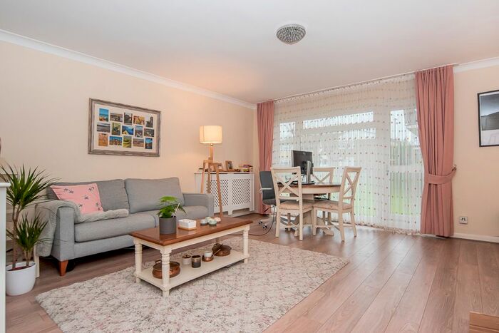 2 Bedroom Flat To Rent In Windsor Court, London, N14