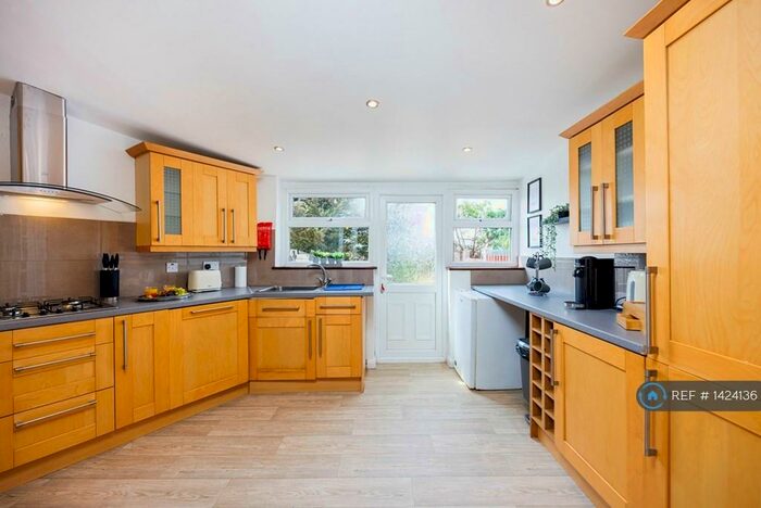 2 Bedroom Semi-Detached House To Rent In Ilford, Ilford, IG5