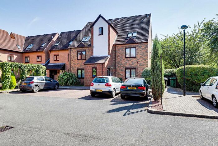 1 Bedroom Flat To Rent In Flamingo Court, Castle Marina, Nottinghamshire, NG7