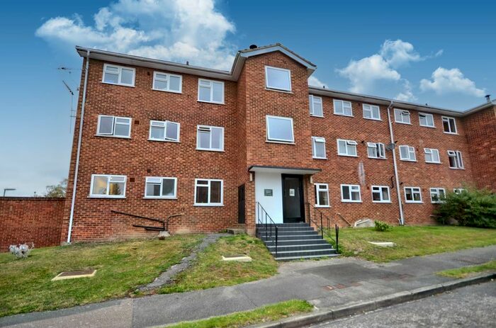 2 Bedroom Flat To Rent In Dollis Drive, Farnham, Surrey, GU9