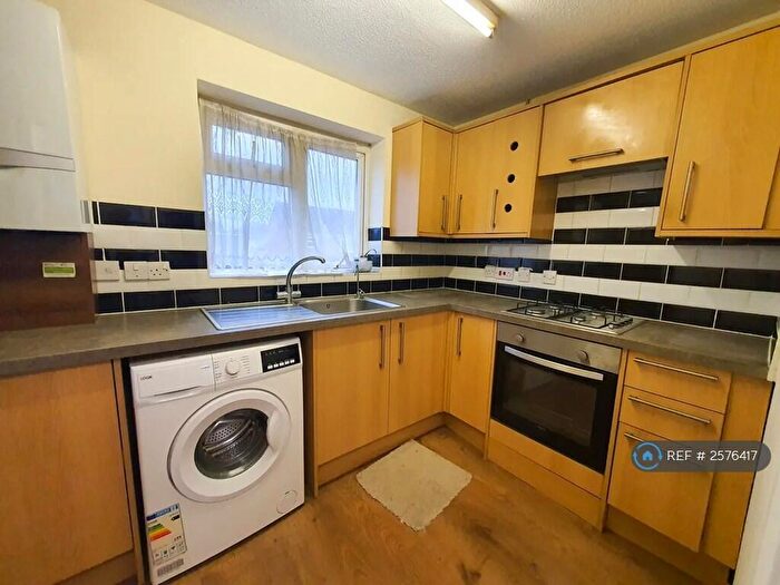 3 Bedroom Maisonette To Rent In Rochfords Gardens, Slough, SL2
