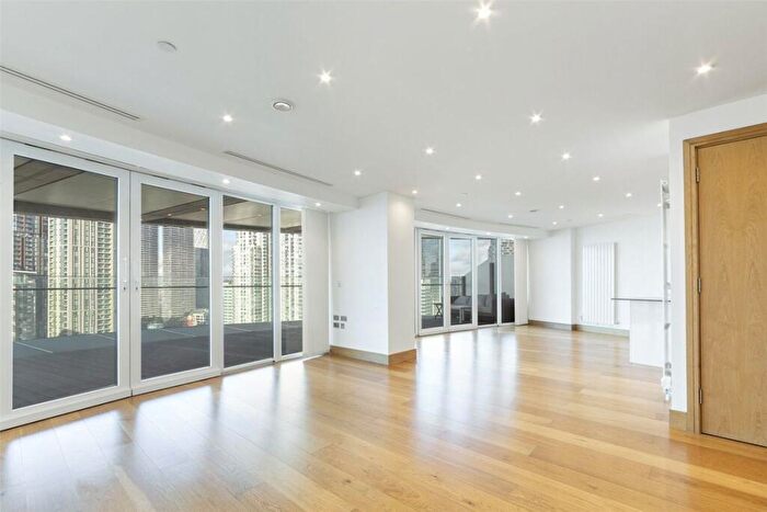 3 Bedroom Flat To Rent In Arena Tower, Canary Wharf, E14
