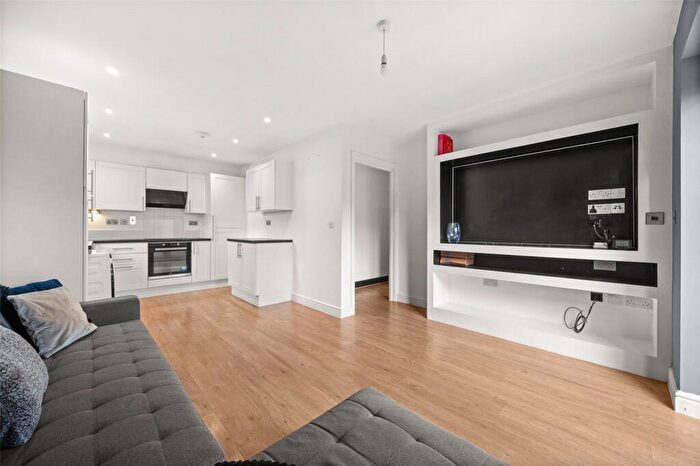 2 Bedroom Apartment For Sale In High Street, Crowthorne, Berkshire, RG45