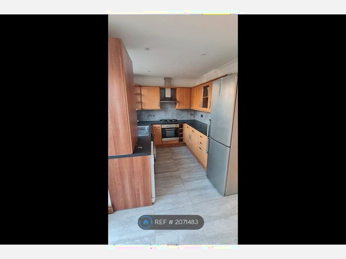 3 Bedroom End Of Terrace House To Rent In Trelawney Avenue, Slough, SL3