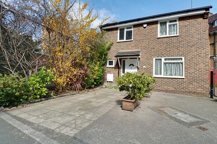 3 Bedroom Detached House To Rent In Blantyre Street, London, Greater London, SW10