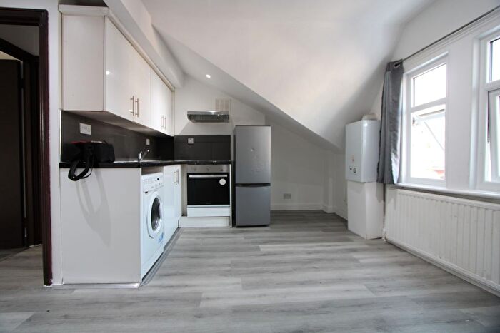 Studio To Rent In Clapham North, SW9