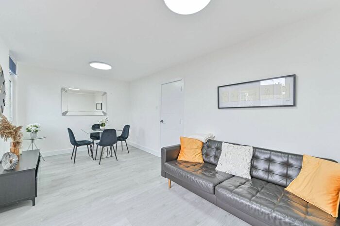 3 Bedroom Maisonette To Rent In Stockwell Park Road, Brixton, London, SW9