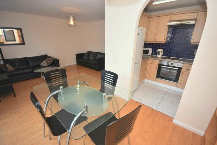3 Bedroom Flat To Rent In Stretford Rd, Hulme, Manchester, M15