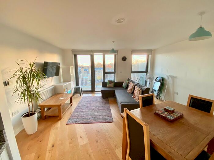 2 Bedroom Flat To Rent In Fulneck Place, London, E1