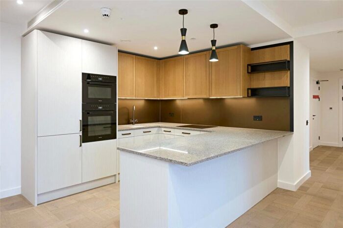 3 Bedroom Apartment To Rent In Boxwood Gardens, London Docks, Wapping, E1W