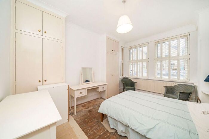 2 Bedroom Flat To Rent In Burton Road, Kingston Upon Thames, KT2