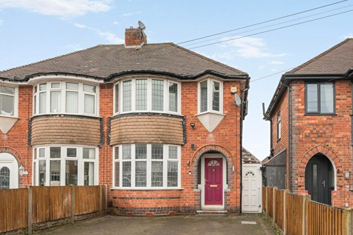 3 Bedroom Semi Detached House For Sale In Harvard Road, Solihull, West Midlands, B92