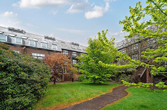 2 Bedroom Apartment For Sale In Shirelake Close, Oxford, Oxfordshire, OX1