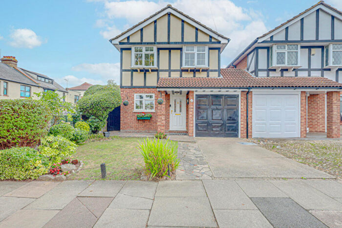 4 Bedroom Detached House For Sale In Percy Road, Leigh-on-sea, SS9
