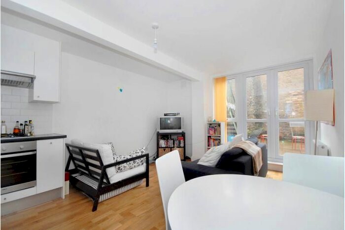 3 Bedroom Maisonette To Rent In Uxbridge Road, Shepherds Bush, London W12