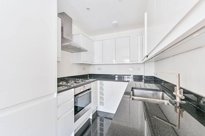 2 Bedroom Flat To Rent In Collingham Place, London, Earls Court, London, SW5