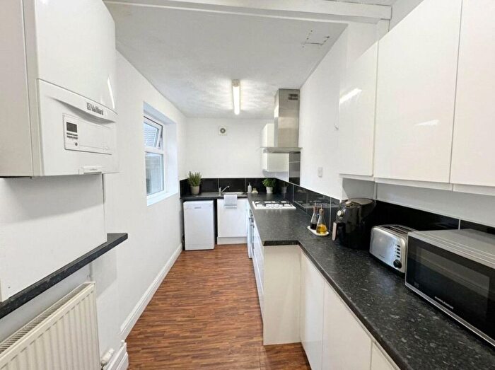 3 Bedroom Flat To Rent In College Place, London, NW1