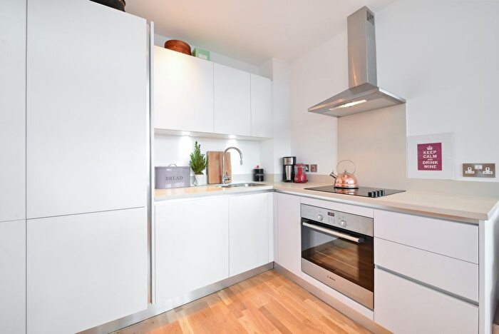 1 Bedroom Flat To Rent In Streatham High Road, Streatham, London, SW16