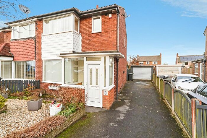 3 Bedroom Semi Detached House For Sale In Grove Farm Close, Leeds, LS16