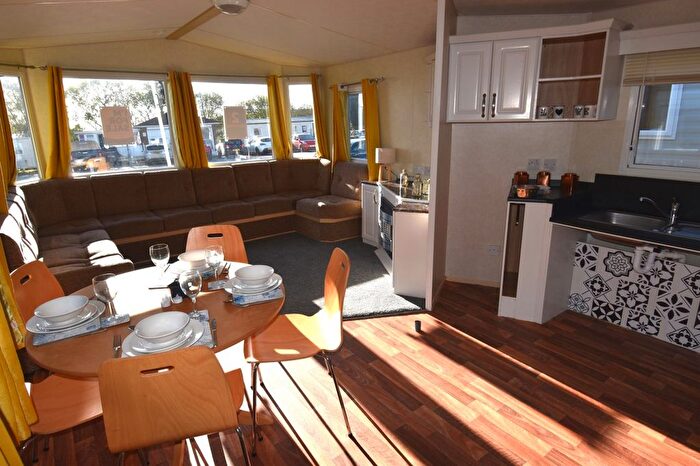 2 Bedroom Mobile/park Home For Sale In Southfield Lane, Tunstall, Hull, HU12