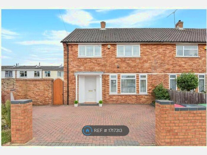 3 Bedroom Semi-Detached House To Rent In Verney Road, Slough, SL3