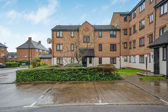 2 Bedroom Flat For Sale In Linwood Crescent, Enfield, EN1