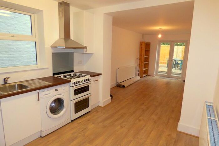 2 Bedroom Flat To Rent In Northfield Avenue, Ealing, London, W13