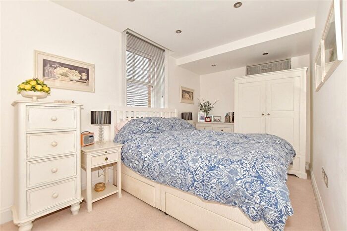 2 Bedroom Flat For Sale In Eversley Park, Folkestone, Kent, CT20